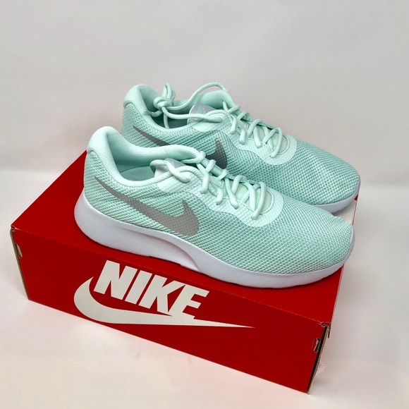 nike tanjun knit sneaker